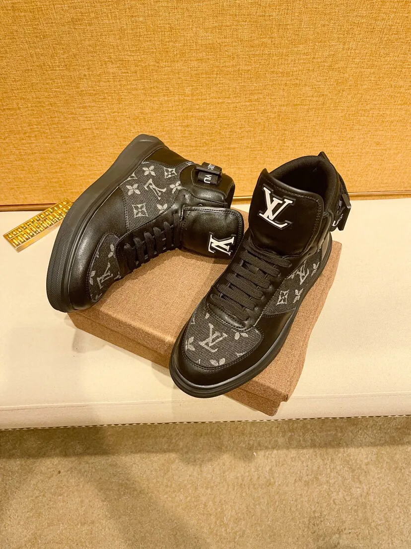Factory price 440 [LV] Louis Vuitton's latest high-top casual Korean-style men's shoes, new autumn and winter design, perfect workmanship, creating cabinet quality, upper: cowhide material, leather lining; soft and comfortable, rubber outsole ultra-light, wear-resistant, simple, versatile fashion men's shoes, color optional, size 38--44
